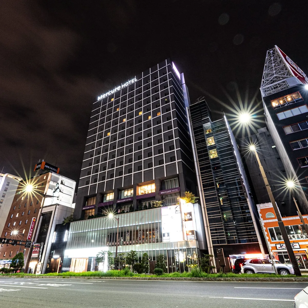 夜のすすきのに輝くメルキュール札幌のホテル外観
