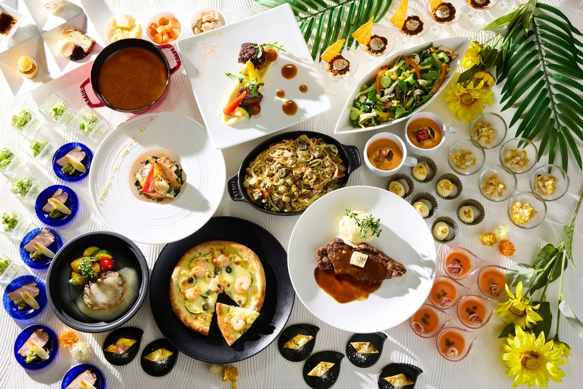 夏野菜やスパイスをふんだんに使用した色鮮やかなランチブッフェ料理の全景