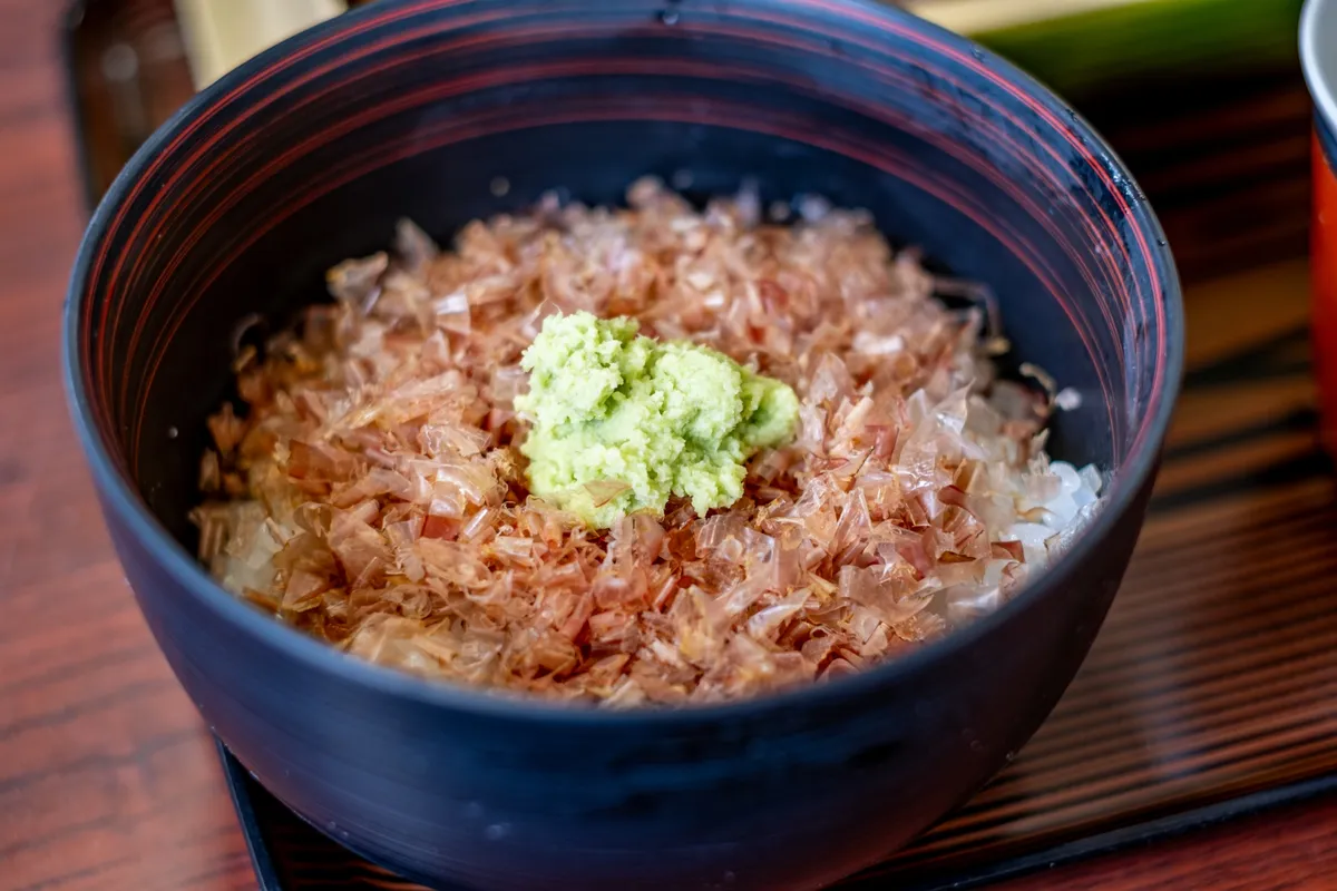 削りたての本枯れ節の上に刷りたての本わさびが乗った丼