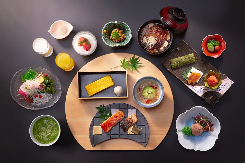 鯵の干物やシラス、出汁巻き玉子などが美しく並んだこだわりの和食膳。
