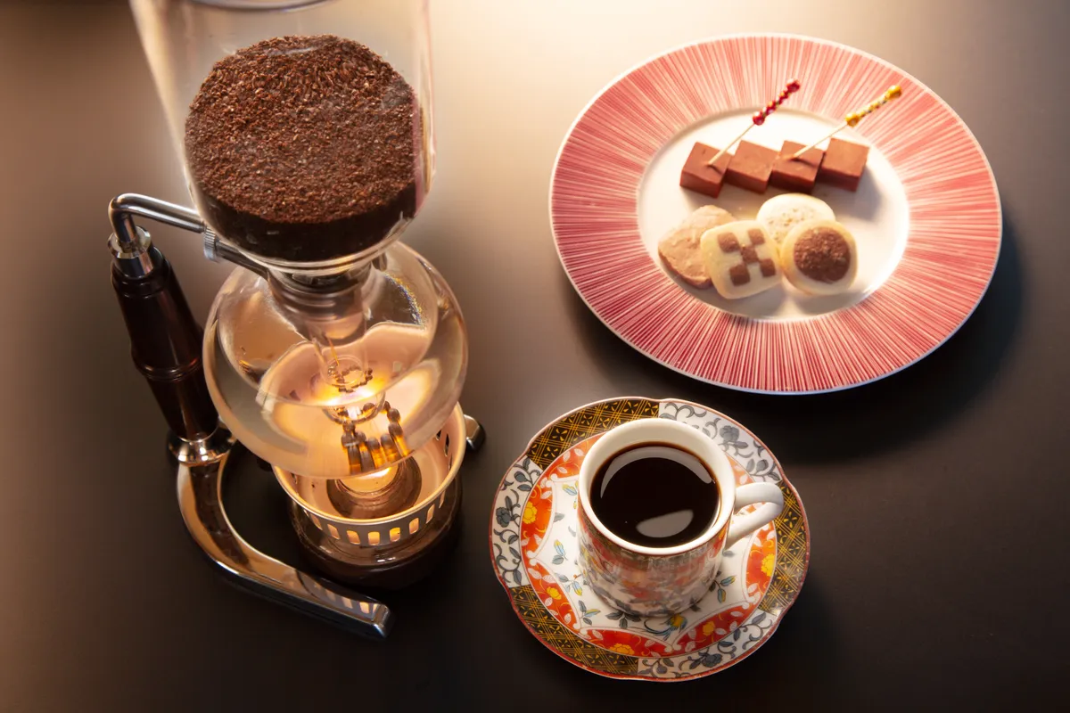 サイフォンで丁寧に淹れられたコーヒーと、お休み前のスイーツ。