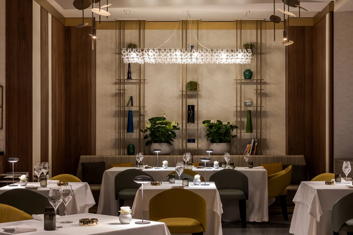 ミシュラン星付きシェフが手掛ける、モダンでアーティスティックな雰囲気のSADLER RESTAURANT。