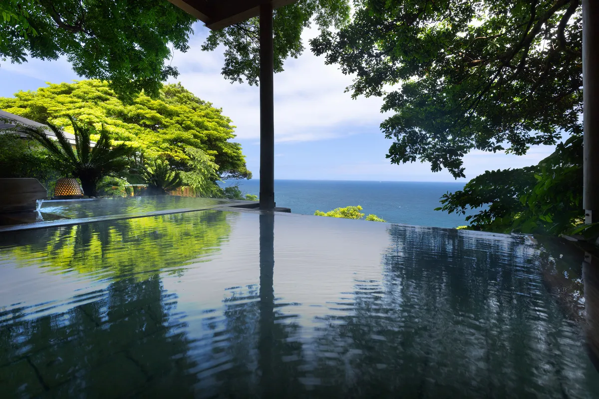 海と一体化したような開放感あふれる露天風呂